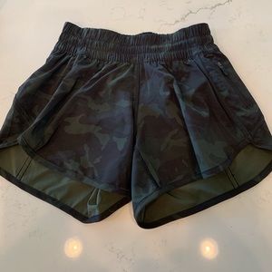 Lululemon Tracker short V 4”